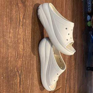 Crocs women’s platforms, comfort in great shape